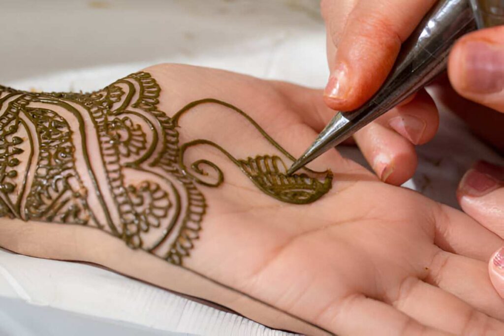 Simple Mehndi Designs For Front Hands_ A Beauty of Elegance