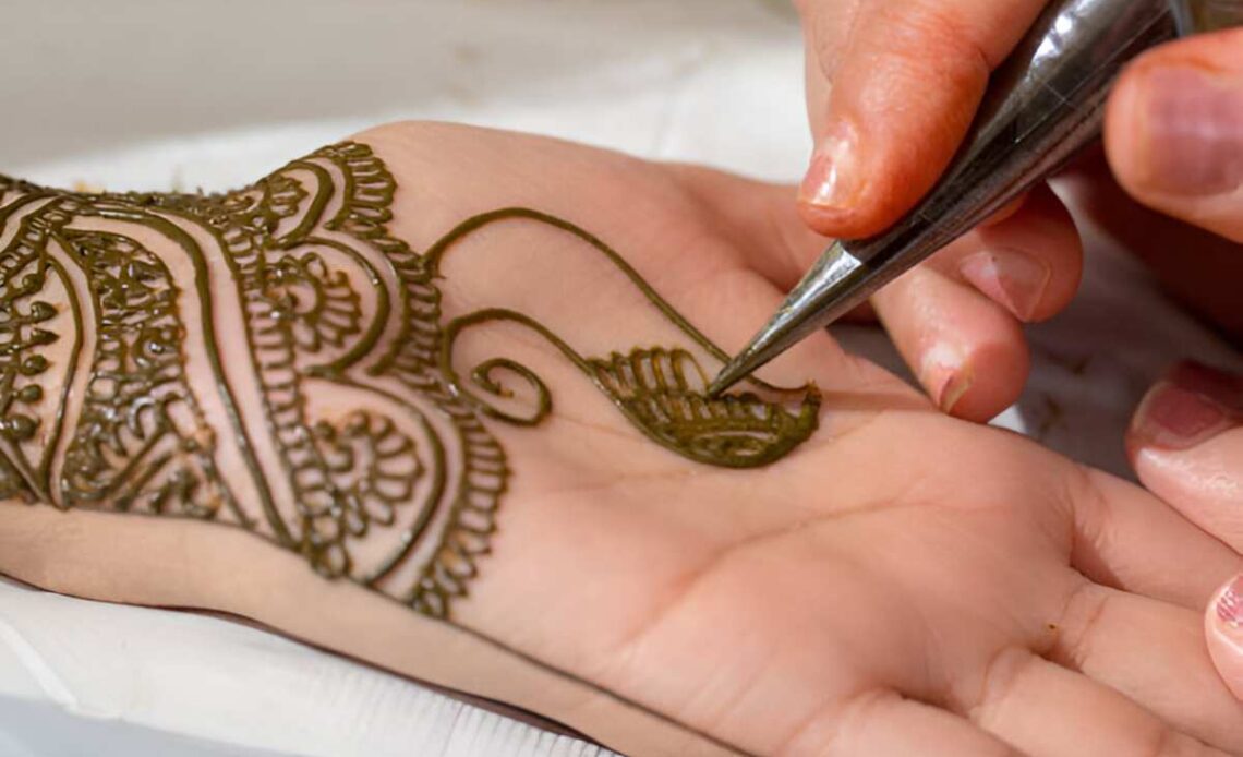 Simple Mehndi Designs For Front Hands_ A Beauty of Elegance