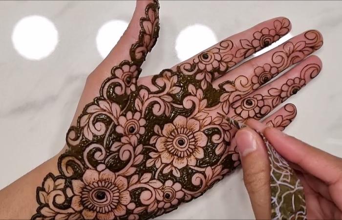 Floral with Spaces_ Easy Arabic Mehndi Design